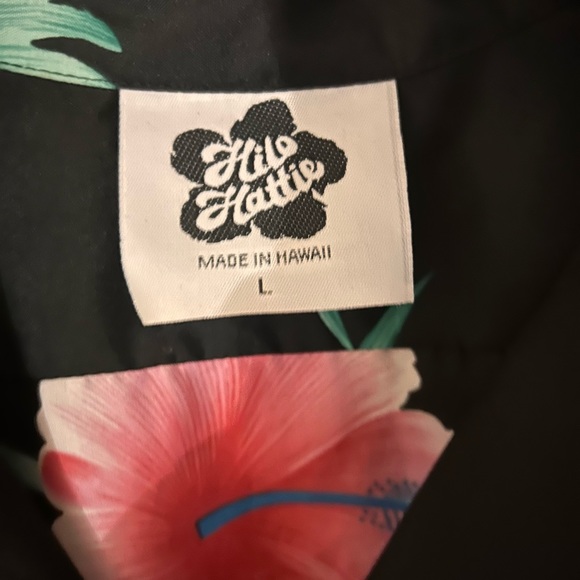 1980’s silky Vintage black floral Hawaiian shirt. Legit from Hawaii. - Picture 3 of 3